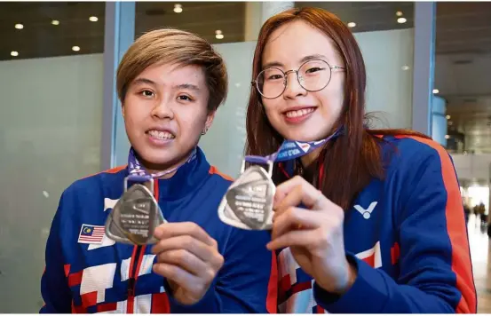  ??  ?? The glory days: Toh Ee Wei (left) and Pearly Tan posing with their silver medals from the World Junior Championsh­ips in Canada last year.