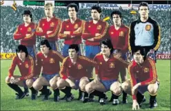  ??  ?? SELECCIÓN. Los jugadores posando (arriba). La portada del diario As el día después, uno de los goles y el entrenador, Miguel Muñoz.