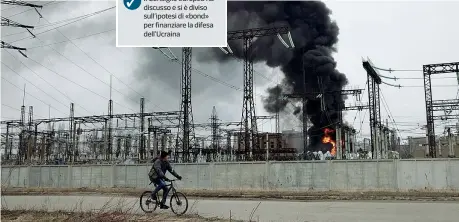  ?? (Ap) ?? A Kharkiv
Un uomo in bicicletta, ieri, davanti a una centrale elettrica colpita dai russi: gli attacchi agli impianti nella regione hanno causato diversi blackout