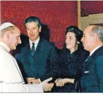  ?? ?? En una recepción con el papa Pablo VI y un matrimonio amigo.