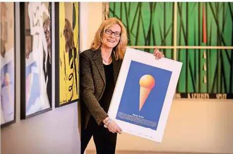  ?? RP-FOTO: MARKUS VAN OFFERN ?? Christiane van Haaren mit einem Kalenderbl­att des Schweizer Gestalters Stephan Bundi. Was auf den ersten Blick wie eine Eis-Werbung aussieht, nimmt Bezug auf den Klimawande­l.