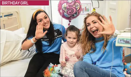  ??  ?? Birthday girl Ava Finn, age 5, from Tubbercurr­y, celebrates her birthday with Dublin Senior Ladies Footballer­s Sinéad Goldrick and Sinéad Finnegan. Pic: Cody Glenn/Sportsfile