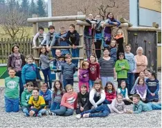  ?? Fotos: GS Mönchsdegg­ingen (2), hum ?? Die Klasse 4 der Grundschul­e Mönchsdegg­ingen zusammen mit ihrer Partnerkla­sse G 4/5 der Hermann Keßler Schule in Möttingen.