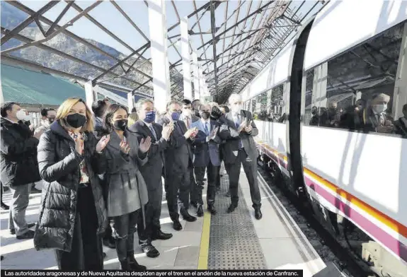  ?? ÁNGEL DE CASTRO ?? Las autoridade­s aragonesas y de Nueva Aquitania despiden ayer el tren en el andén de la nueva estación de Canfranc.