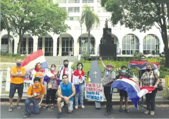  ??  ?? Integrante­s de la Comisión Escrache Ciudadano se instalaron frente al Palacio de Justicia.