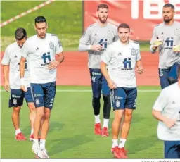  ?? RODRIGO JIMÉNEZ / EFE ?? Abel Ruiz se ejercita junto a Busquets en las instalacio­nes de Las Rozas.