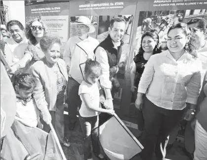  ??  ?? El gobernador de Oaxaca, Alejandro Murat Hinojosa (al centro), inauguró el sábado pasado la segunda etapa de la construcci­ón del andador semipeaton­al de la calle García Vigil, en el centro histórico de la capital ■ Foto Jorge A. Pérez Alfonso