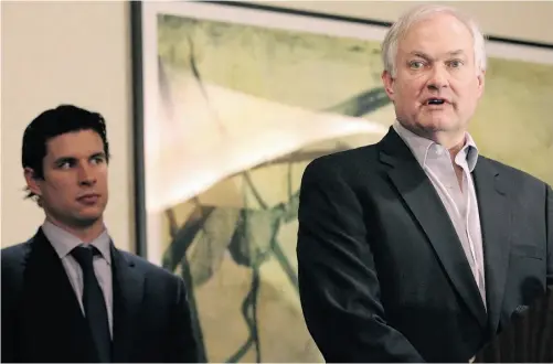  ?? Photos: Mary Altaffer/ The Associated Press ?? Pittsburgh Penguins captain Sidney Crosby, left, listens as Don Fehr, executive director for the NHL Players’ Associatio­n, speaks to reporters in New York on Thursday night. After Fehr told the media a deal was possible, the NHL rejected the players’...