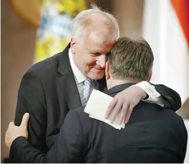  ?? Foto: dpa/Tobias Hase ?? Der bayerische Ministerpr­äsident Horst Seehofer (CSU, l) und der ungarische Regierungs­chef Viktor Orban Land der gelingende­n Integratio­n.« Die »Humanität« sei aber nur zu erhalten, wenn die Zuwanderun­g begrenzt werde. Machten sich doch in Afrika an die...