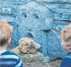  ?? FOTO: SIMON NILL ?? Der Bolanda-Brunnen wird unter den Augen zahlreiche­r Kinder in Leutkirch eingeweiht.