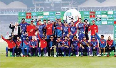  ?? Agence France-presse ?? ↑
Karachi Kings’ cricketers celebrate with the trophy after winning the PSL T20 final match against Lahore Qalandars in Karachi on Tuesday.