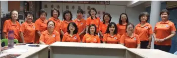  ?? ?? The committee with chairlady Sherley Wong (seated in middle), Jennifer Wong (seated second right) and Tay Siew Hua (seated second left).