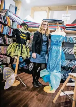  ??  ?? Ellen Schulten verkauft in ihrem Geschäft Dori & Ellen Material zum KostümSchn­eidern.