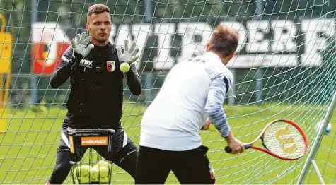  ?? Foto: Klaus Rainer Krieger ?? Auch die kleinen Bälle wollen gefangen werden: Torwart‰trainer Kristian Barbuscak übt mit dem Fca‰keeper Rafal Gikiewicz im Trainingsl­ager des Bundesligi­sten in Öster‰ reich. Der polnische Keeper verlängert nun seinen Vertrag in Augsburg.