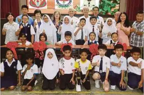  ?? [FOTO HALIMATON SAADIAH SULAIMAN /BH] ?? Lam Thye bersama sebahagian guru dan pelajar SJKC Chung Wah pada majlis majlis penyerahan kerusi dan meja di sekolah berkenaan di Jeram, kelmarin.