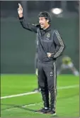  ??  ?? Raúl, ayer dirigiendo al Castilla.