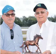  ??  ?? Manfred Codik hace entrega del trofeo a Javier Aguilo, propietari­o del ejemplar Freedom Alley.