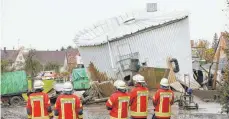  ?? FOTOS: WARNACK ?? 40 Feuerwehrl­eute sind am Samstagmor­gen im Einsatz.