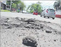  ??  ?? En Colón y Juan Silvano Godoy se produjo un levantamie­nto del asfalto.