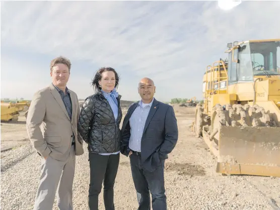  ?? DON MOLYNEAUX/ THE HERALD. ?? Chris Ollenberge­r, of QuantumPla­ce Developmen­ts, and Allison Harvie and Howard Tse, of Cedarglen Homes, at the future site for the Parks of Harvest Hills.