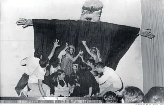  ?? FOTOGRAFÍA­S: MARIO FUENTES / CIRAE ?? Representa­ción del ‘Oratorio’ de Jiménez Romero en el Teatro Estudo Lebrijano en 1969.