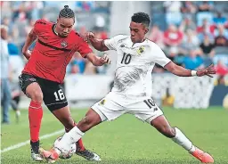  ??  ?? MARCA. Alvin Jones de Trinidad y Tobago compite por el balón con Edgar Bárcenas de Panamá por el grupo C de la Copa Oro.