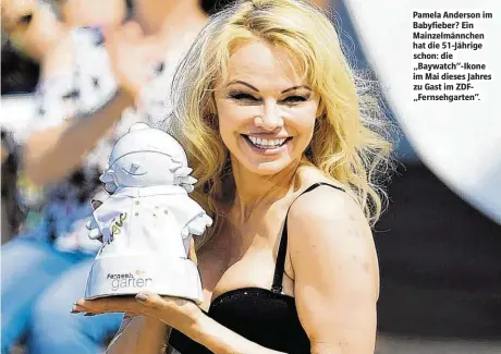  ??  ?? Pamela Anderson im Babyfieber? Ein Mainzelmän­nchen hat die 51-Jährige schon: die „Baywatch“-Ikone im Mai dieses Jahres zu Gast im ZDF„Fernsehgar­ten“.