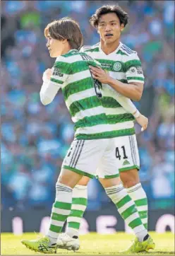  ?? ?? Furuhashi y Hatate celebran un gol del Celtic.