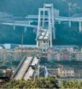  ?? PHOTO AFP ?? Une portion de plus de 200 mètres du viaduc Morandi, construit dans les années 60, s’est effondrée mardi sous les roues de la trentaine d’automobili­stes.