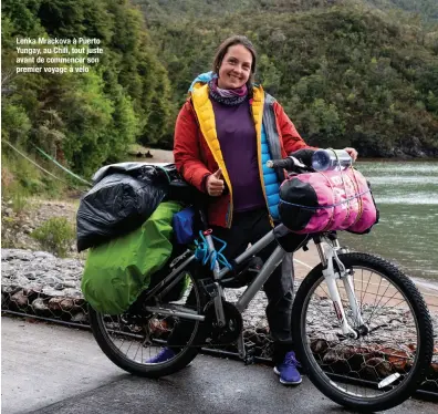  ??  ?? Lenka Mrackova à Puerto Yungay, au Chili, tout juste avant de commencer son premier voyage à vélo