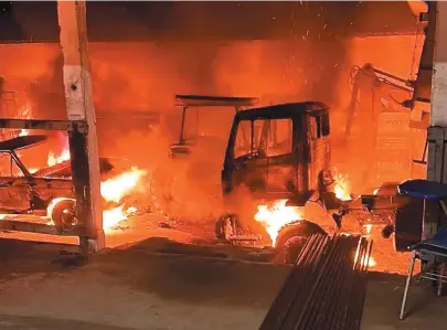  ?? REPRODUÇÃO ?? Veículos foram incendiado­s no pátio da Secretaria de Obras de Acari