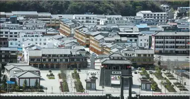  ?? XIANG YUANMU / FOR CHINA DAILY XIANG YUANMU / FOR CHINA DAILY YAN JUN / FOR CHINA DAILY ?? Top: Nanba town in Mianyang on May 16, 2008, after it was destroyed by the Wenchuan earthquake. Above: How the town looks now after being reconstruc­ted.
Below: Qi Jianfeng visits Nanba, where he spent about three years as a volunteer.