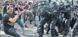  ?? AP ?? n
Police officers use pepper spray at an anti-lockdown demonstrat­ion in Berlin, Germany.