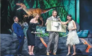  ?? PHOTOS PROVIDED TO CHINA DAILY ?? Above: Chris Pratt shows off his Mandarin by speaking such words as “dinosaur” and “velocirapt­or” in a promotiona­l event in Shanghai.
Left: Bryce Dallas Howard meets Chinese fans at the event. The upcoming movie, Jurassic World: Fallen Kingdom, will...