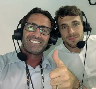  ??  ?? Eclettico
Oggi Stefan Schwoch cura il commento tecnico nelle telecronac­he di Dazn (foto a destra) dopo una esperienza sportiva che lo ha visto in campo anche con Diego Maradona (foto a sinistra)