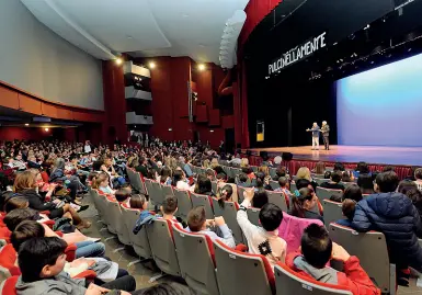  ??  ?? In sala
Una delle precedenti edizioni della rassegna di teatro scuola Quella di quest’anno è l’edizione del ventennale. Già premiata Claudia Cardinale