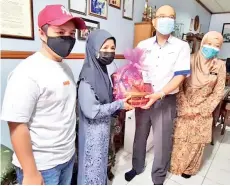  ??  ?? Sumaiti (second left) and family receiving the contributi­on from Jamaluddin (second right).