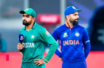  ?? ?? The then India’s captain Virat Kohli (right) and his Pakistan’s counterpar­t Babar Azam.