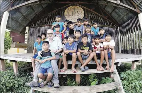  ?? Fe y Alegría del Perú ?? Carlos Riudavets, junto a varios alumnos, en su residencia del colegio Fe y Alegría Valentín Salegui