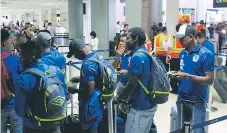  ??  ?? GIRA. El Olimpia viajó ayer desde el aeropuerto Toncontín para foguearse en Estados Unidos.