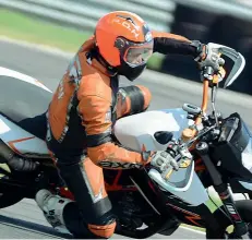  ??  ?? Velocità Appassiona­to di moto, De Lorenzi amava correre in pista