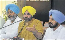  ?? HT PHOTO ?? (From left) Leader of opposition in assembly Harpal Singh Cheema, AAP’S Sangrur MP Bhagwant Maan and party’s Budhlada MLA Budh Ram at a press conference in Chandigarh.