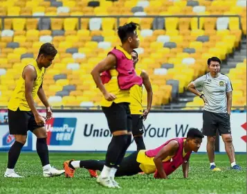  ?? — Bernama ?? High in confidence: National coach Tan Cheng Hoe (right) watching his players during training ahead of their AFF Suzuki Cup Group A match in Hanoi today.