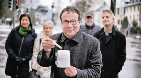  ?? RP-FOTO: STEPHAN KÖHLEN ?? Start der Messaktion am Fritz-Gressard-Platz. Oliver Krischer steckt eine Indikatorr­öhre in einen Behälter. Im Hintergrun­d Martina Köster-Flashar, Marianne Münnich, Peter Münnich und Klaus-Dieter Bartel (von links).