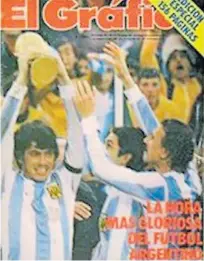  ??  ?? Mundial 78. Passarella, la Copa y fotos imperdible­s.