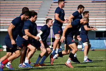  ?? (Photo AFP) ?? Sous les ordres de l’ancien préparateu­r physique toulonnais Thibault Giroud, les Français ont effectué une grosse séance d’entraîneme­nt hier. Mais sans Damba Bamba, forfait jusqu’à la fin de la compétitio­n.