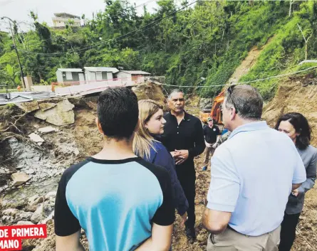  ??  ?? DE PRIMERA
MANO
Jennifer González visitó el barrio Helechal junto con miembros del Comité de Infraestru­ctura de la Cámara federal y del Comité de Energía del Senado federal.