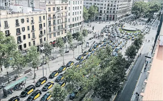  ?? MONTSE GIRALT ?? Las marchas lentas de centenares de taxis ocuparon algunas de las principale­s calles de Barcelona, como la Gran Via