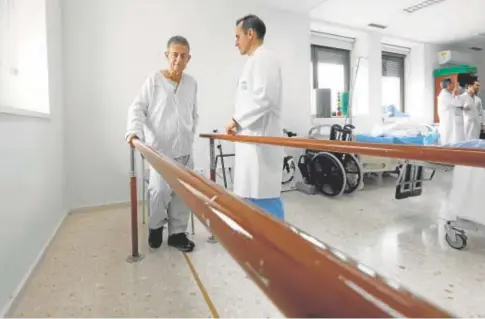  ?? // VALERIO MERINO ?? Un paciente que ha sufrido una embolia hace terapia de recuperaci­ón en un hospital de Córdoba