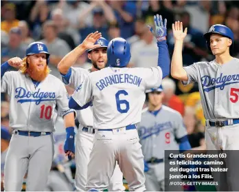  ??  ?? Curtis Granderson (6) es felicitado camino del dugout tras batear jonrón a los Filis.